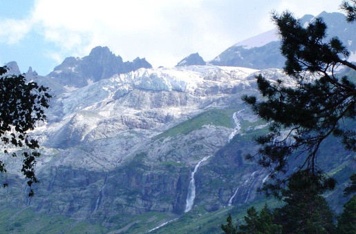 Архыз Софийский ледник тая, образует водопады.