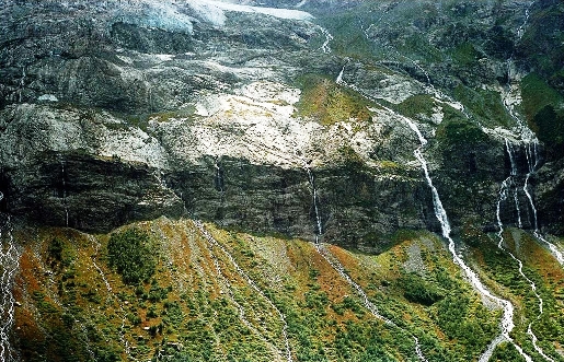 Архыз Софийский ледник тая, образует водопады