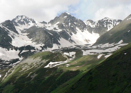 Горы Архыза - самая высокая точка хребта  Габулу-Чат скала Горячева находится на  высоте 3045 м.