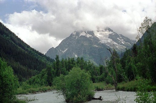 Самая высокая гора Пшиш (3790 м.) находится на юго-западе Архыза
